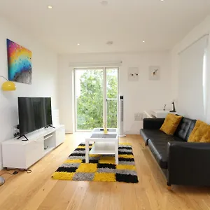 Spacious & Modern 1 Bedroom Close To Station In E16 Apartment
